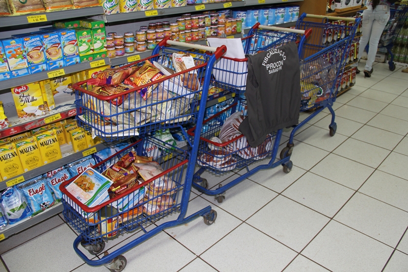 PROCON de Sarandi apreende 165 quilos de alimentos vencidos